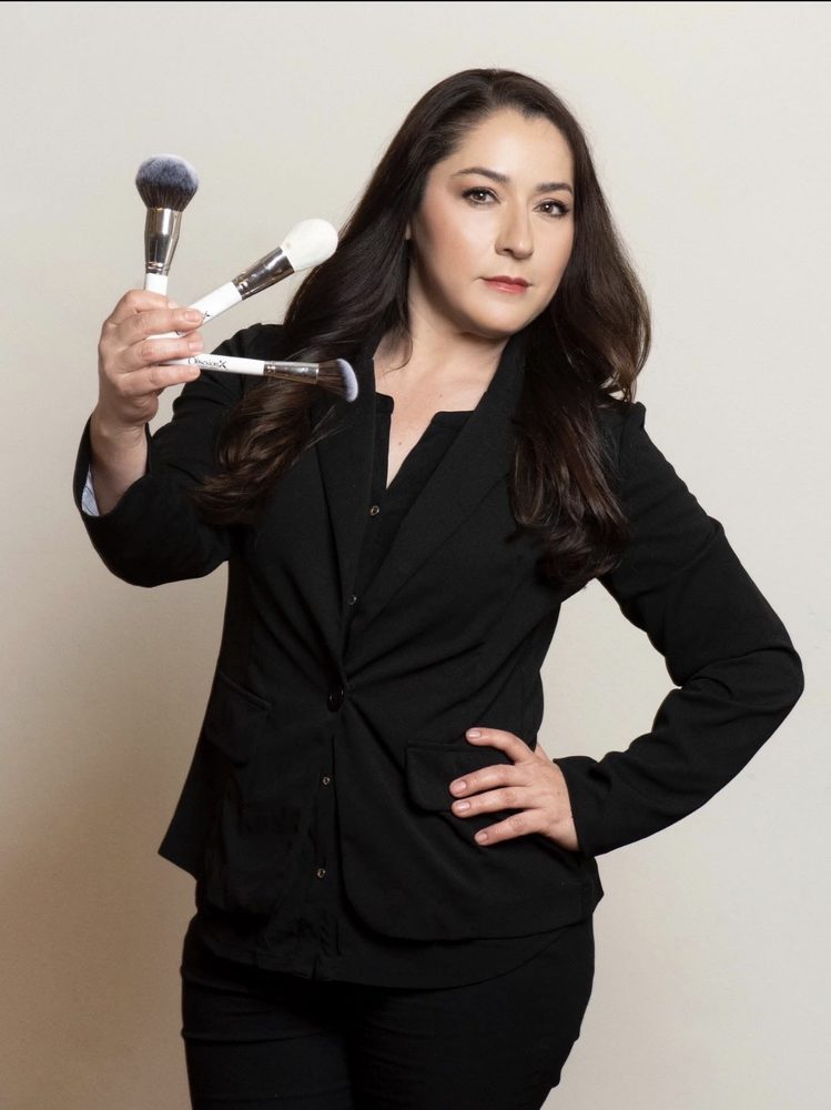 Gloria Issa Venegas, artista de microblading y maquillaje